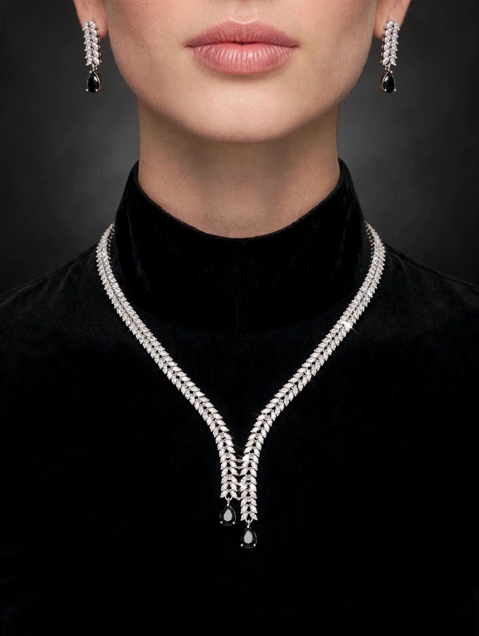 Elegant Black Leaf AD Necklace Set